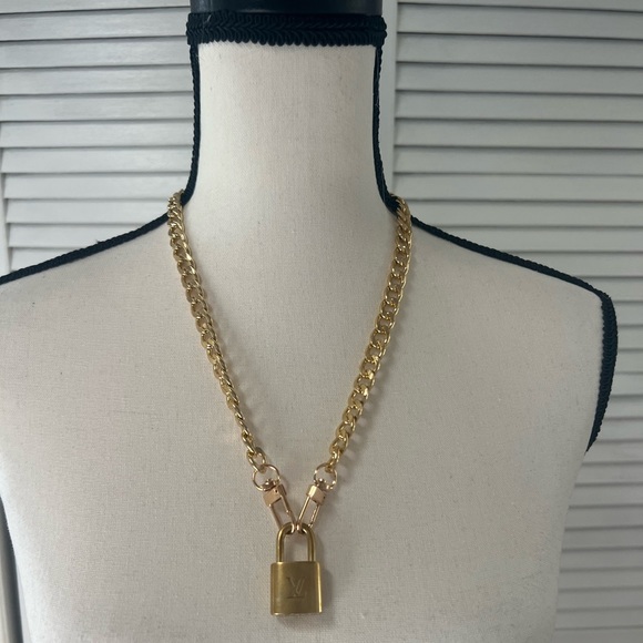 #316 LV Lock & Key with Unbranded Chain - Picture 3 of 6